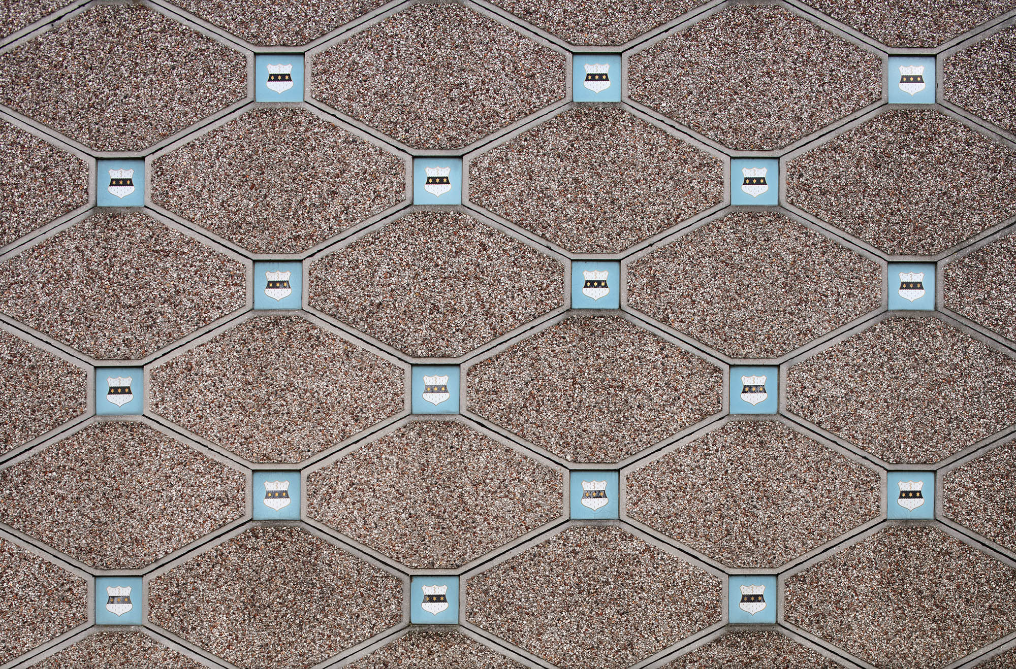 Aggregate facing on building set with diagonal lines and tiles