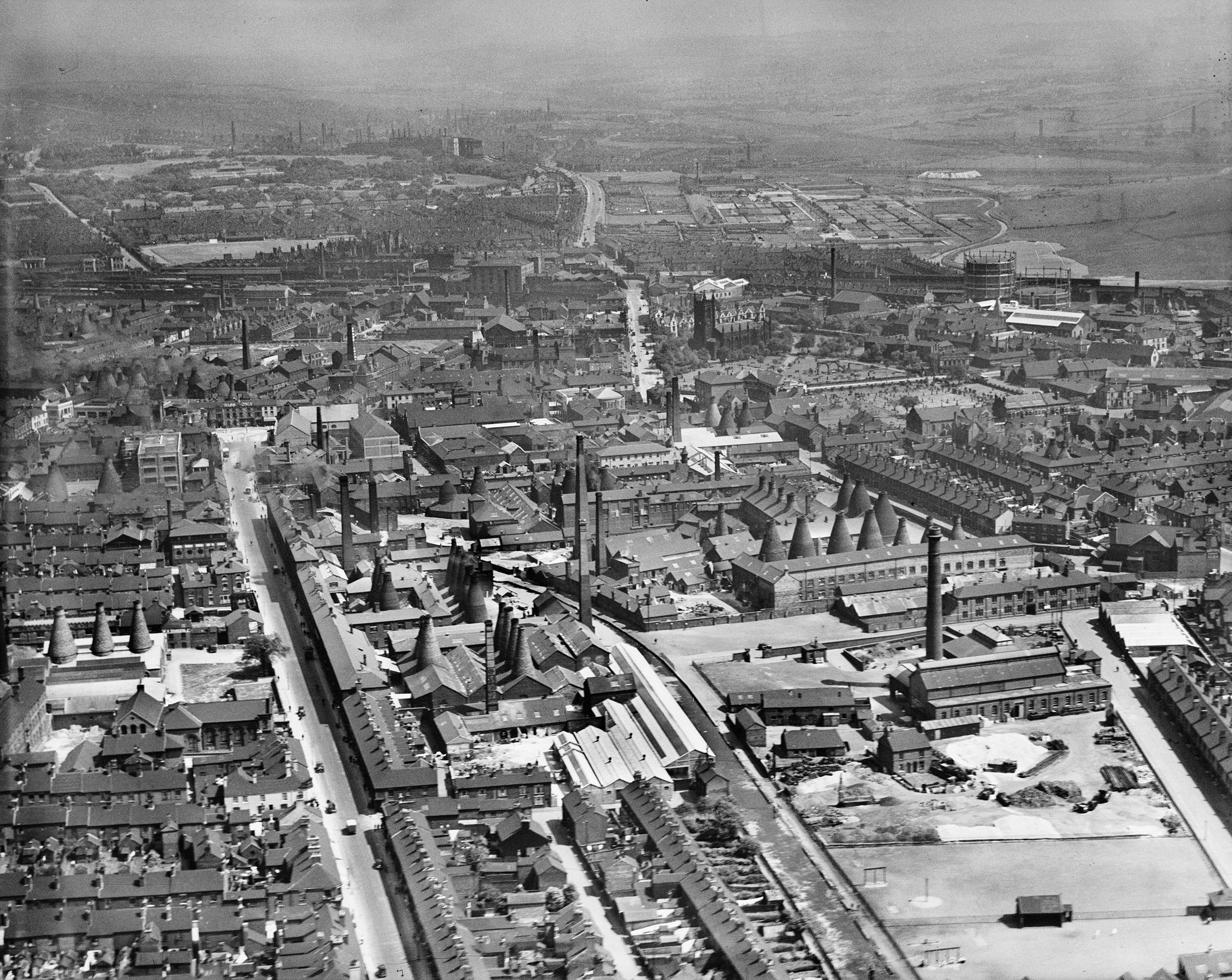 Black and white aerial photo of stoke on trent with lots of cone shaped kiln chimneys