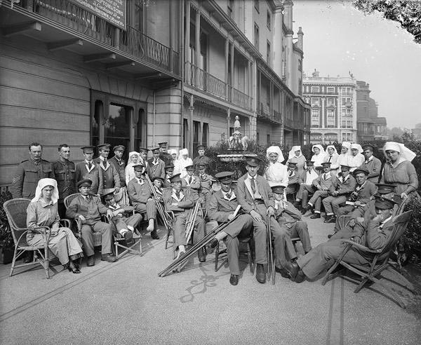 Maple Tree Club, 5 Connaught Place, London July 1916. Nurses and injured soldiers wearing their ‘hospital blues’ convalescent uniforms. (BL23582/001)