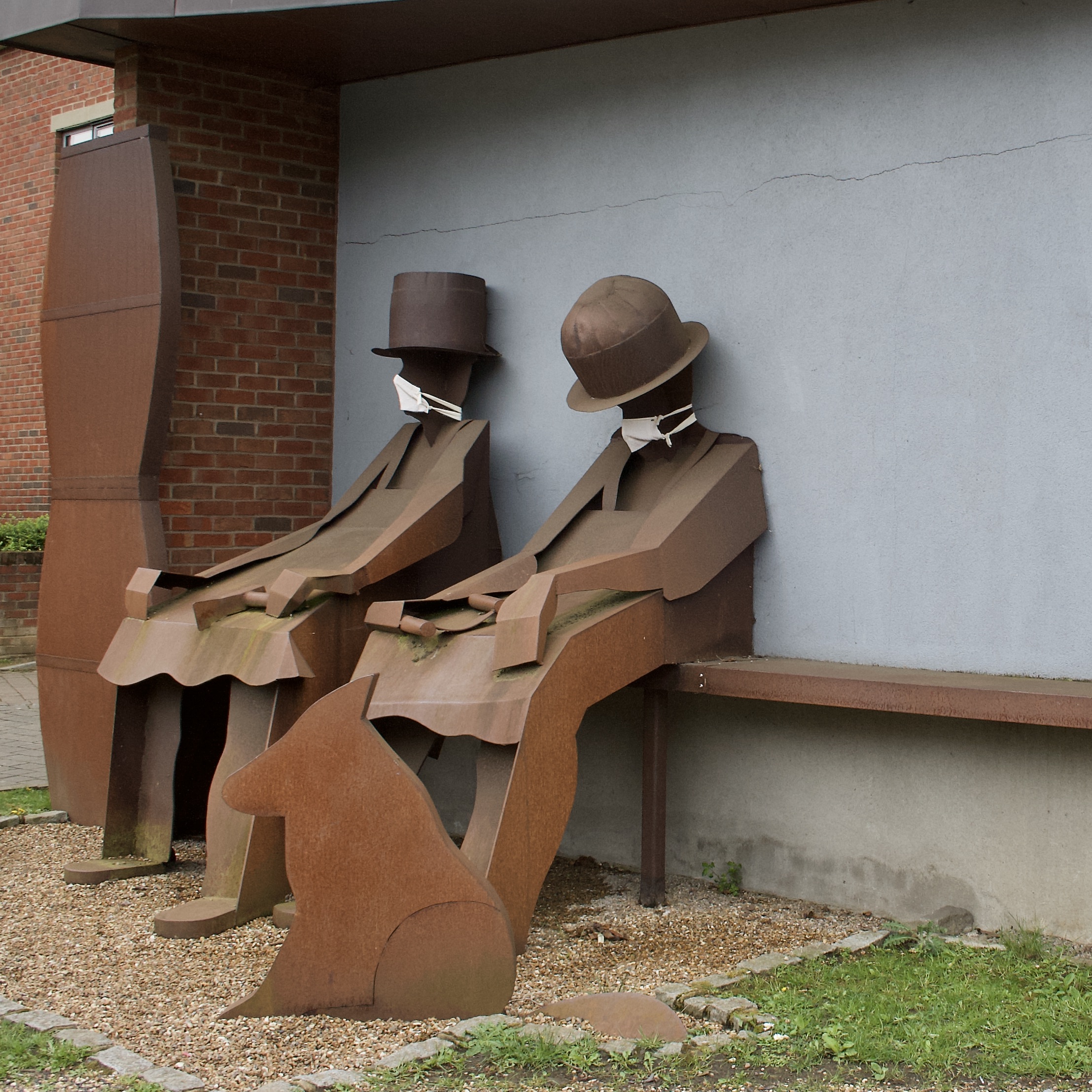 Sculpture of coopers/barrel makers in Hitchin.