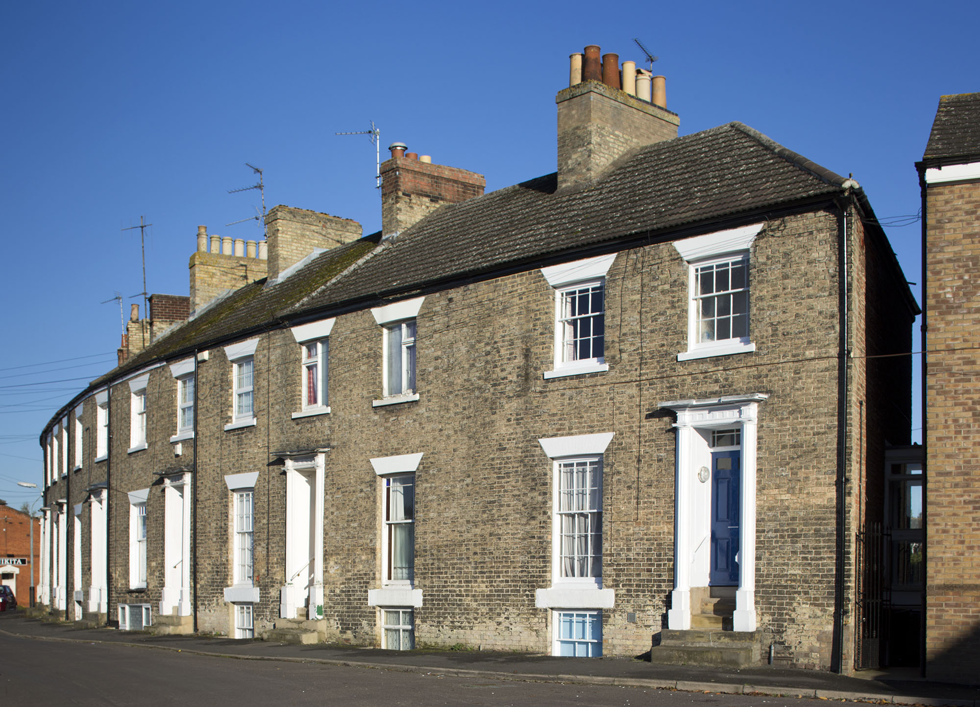 View of terraced housing which curves around a corner