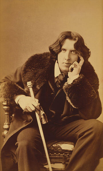 Photograph of Oscar Wilde holding a walking cane