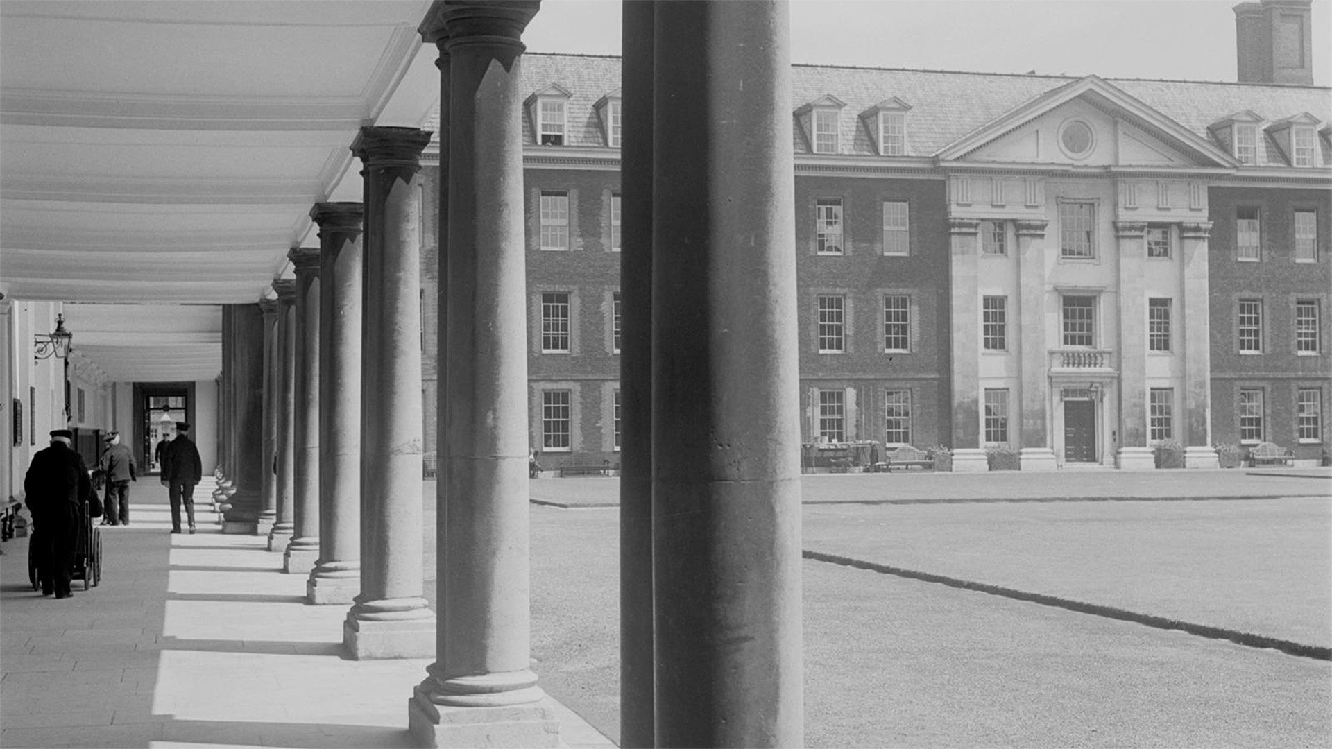 Exterior view of Royal Hospital Chelsea from the colonnade