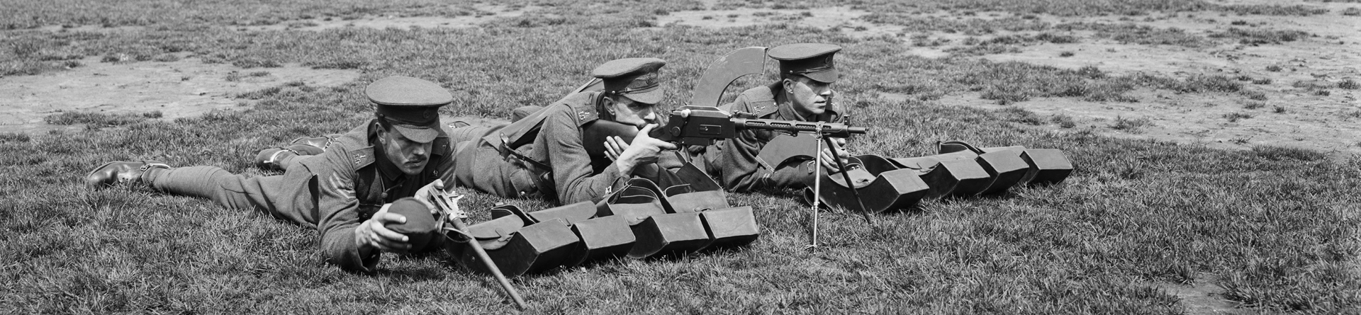 Archive photograph of first world war soldiers trialling a machine gun 1918.