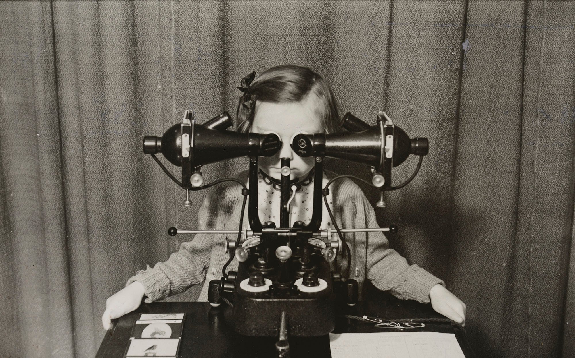 A child sitting at the synoptoscope