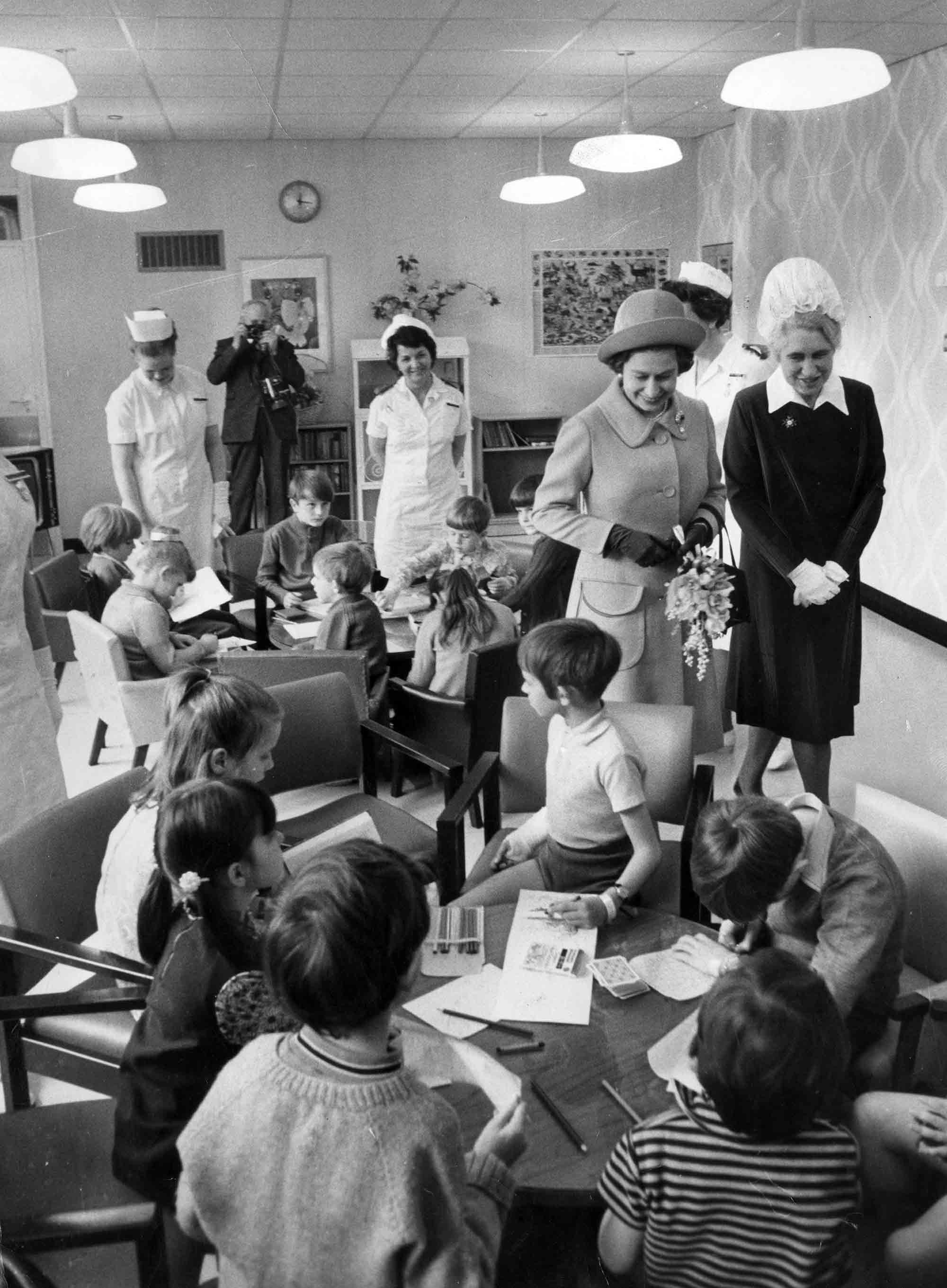 The Queen visits the children's ward at Leighton Hospital in Crewe, 4 May 1972 © Trinity Mirror / Mirrorpix / Alamy Stock Photo