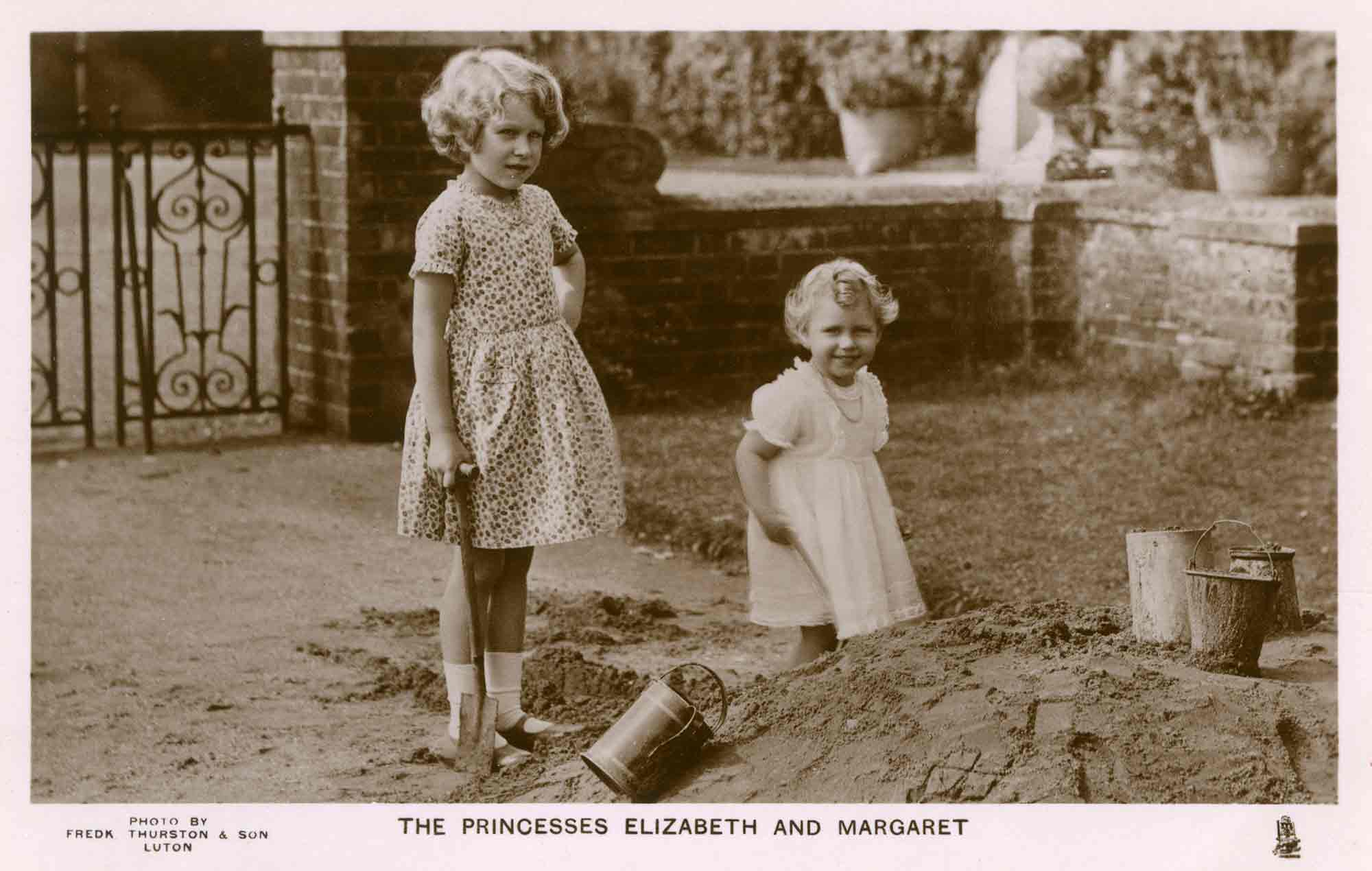 Princesses Elizabeth (later Queen Elizabeth II) and Margaret playing in the sandpit at St. Paul's Walden Bury, Welyn, Herts © Chronicle / Alamy Stock Photo