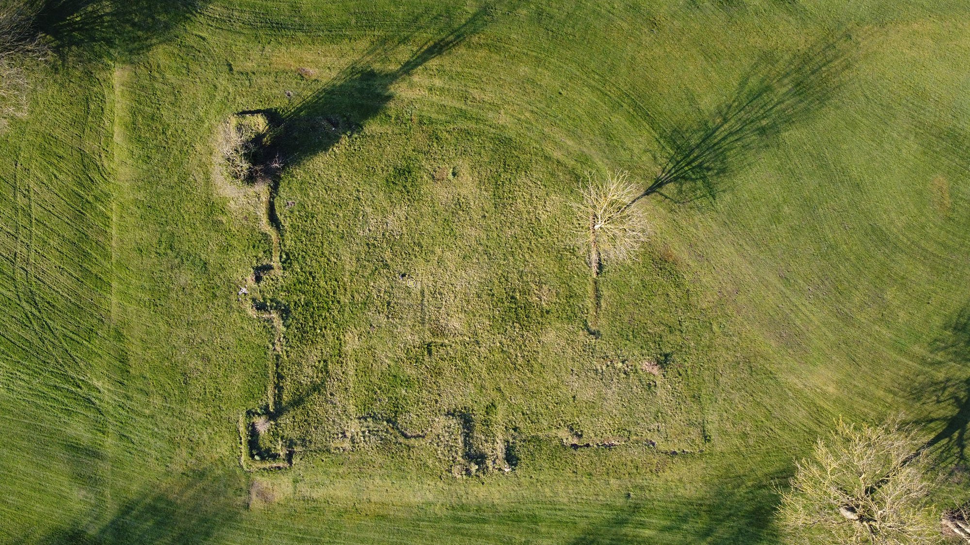 A vertical image shows the outline of Belhus Hall, formerly on the site of Belhus Park golf course